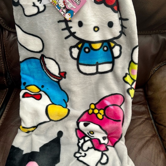 Hello Kitty & Friends 60” x 70” Plush Throw Blanket - Picture 3 of 11